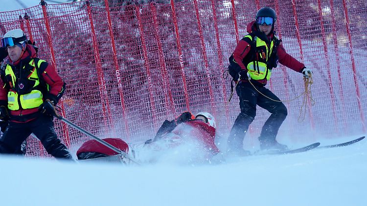 Petra Vlhova musste die Piste im Liegen verlassen.