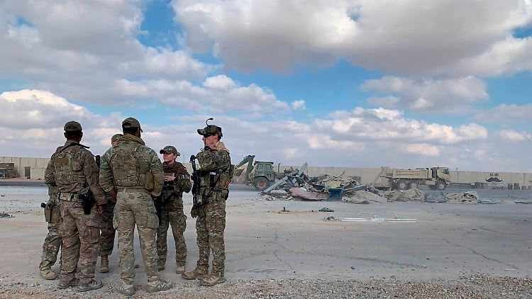 2019 wurde der Ain al-Assad Stützpunkt schon einmal angegriffen. US-Soldaten bei der Begehung der Trümmer im Januar 2019. 