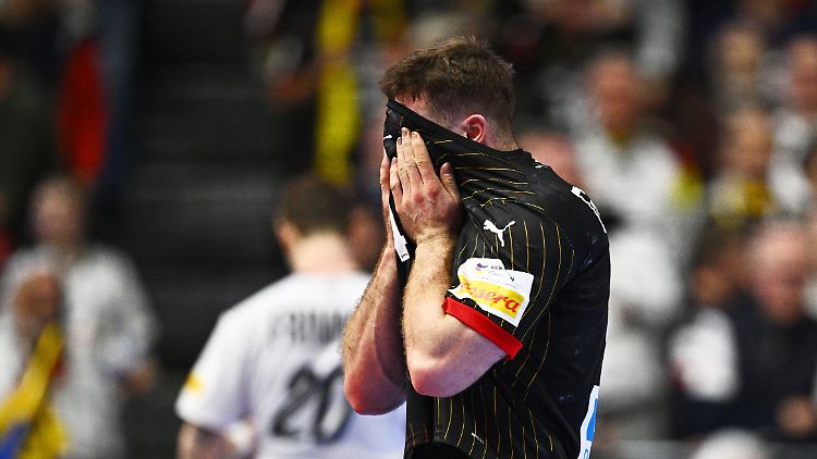 Johannes Golla versteckte sich kurz vor dem Ende in seinem Trikot.