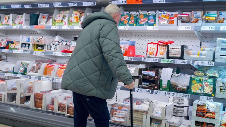 Viele Rentner müssen beim Einkauf genau auf die Preise schauen. 