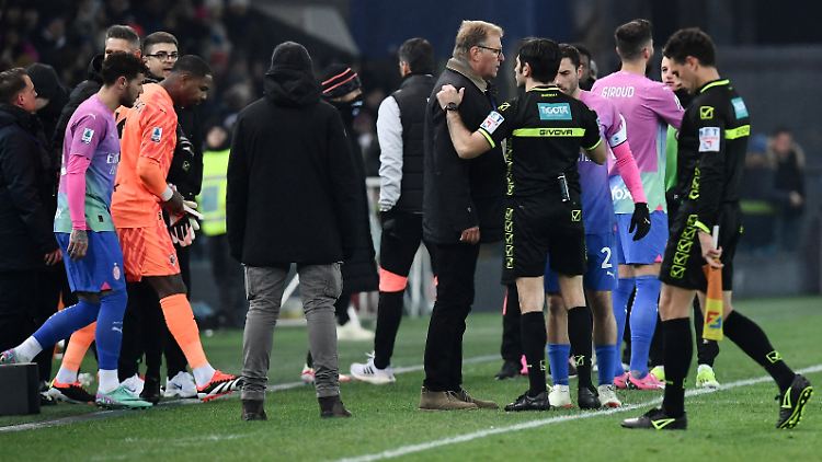 Milan-Keeper Maignan verschwand zwischenzeitlich in die Kabine.