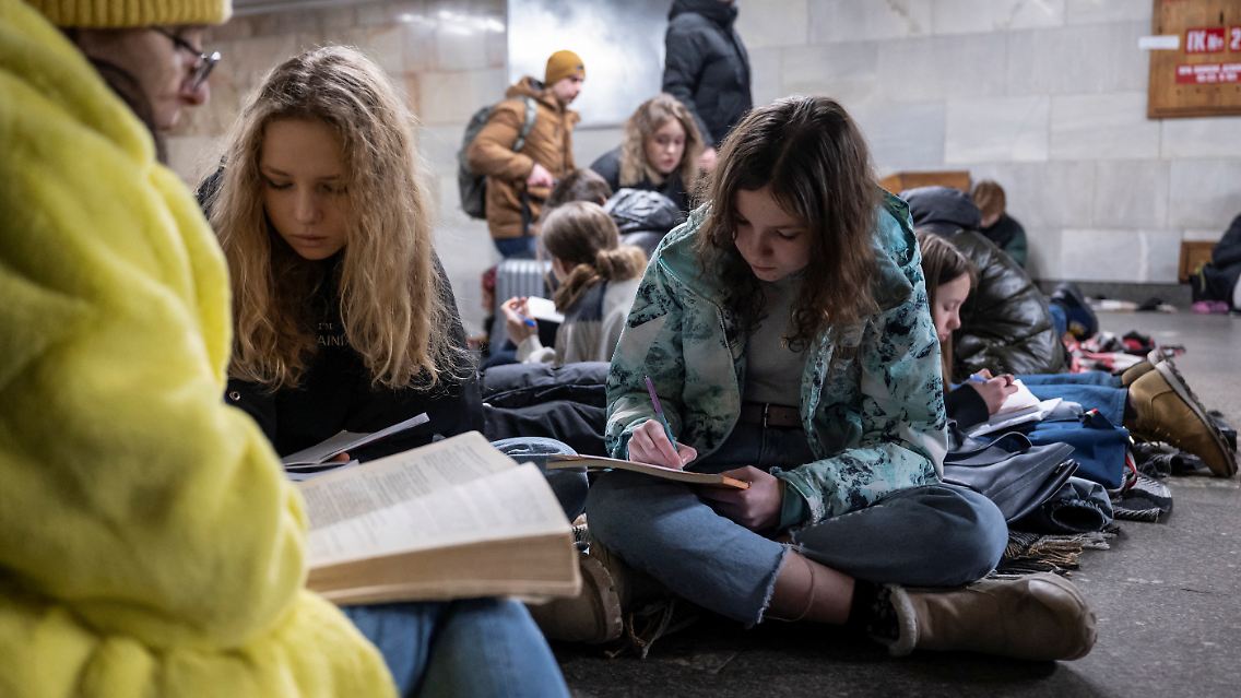 In den vergangenen zwei Jahren mussten wegen Luftalarms immer wieder Schulstunden an sichere Orte verlegt werden, hier in eine Metro-Station in Kiew.