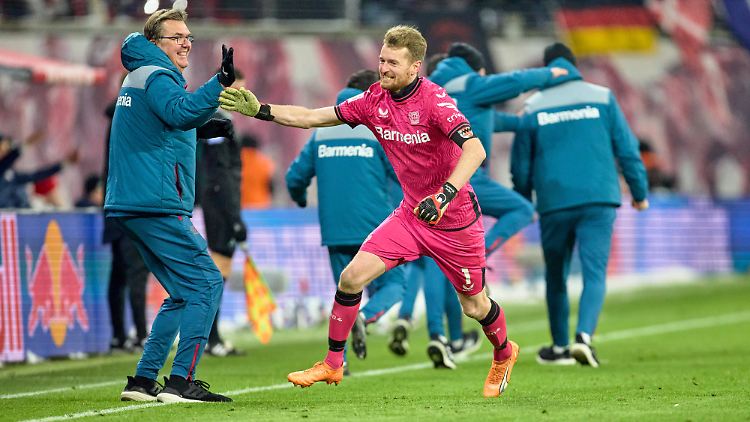 Auch Lukas Hradecky konnte sich beim Jubel über den späten Siegtreffer kaum zügeln.