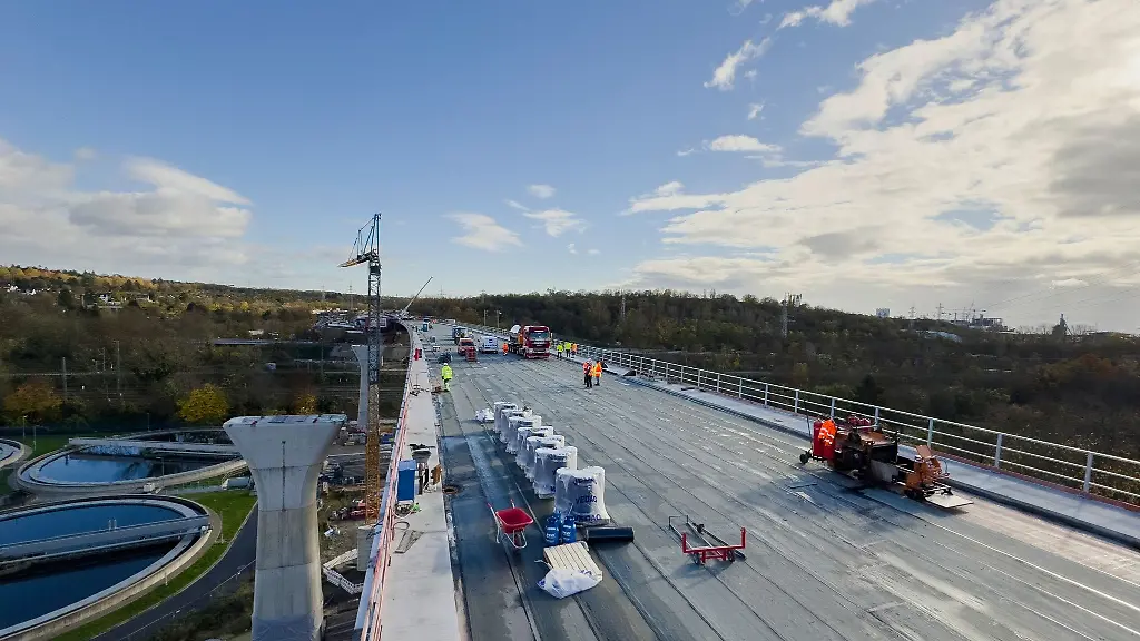Arbeiter-fuehren-Mitte-November-letzte-Massnahmen-auf-dem-suedlichen-Brueckenbauwerk-r-aus