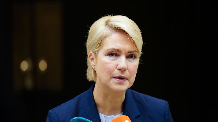 "Teilweise erfahren wir über Nacht von neuen Gesetzen und Vorschlägen", kritisierte Schwesig die Bundesregierung. 