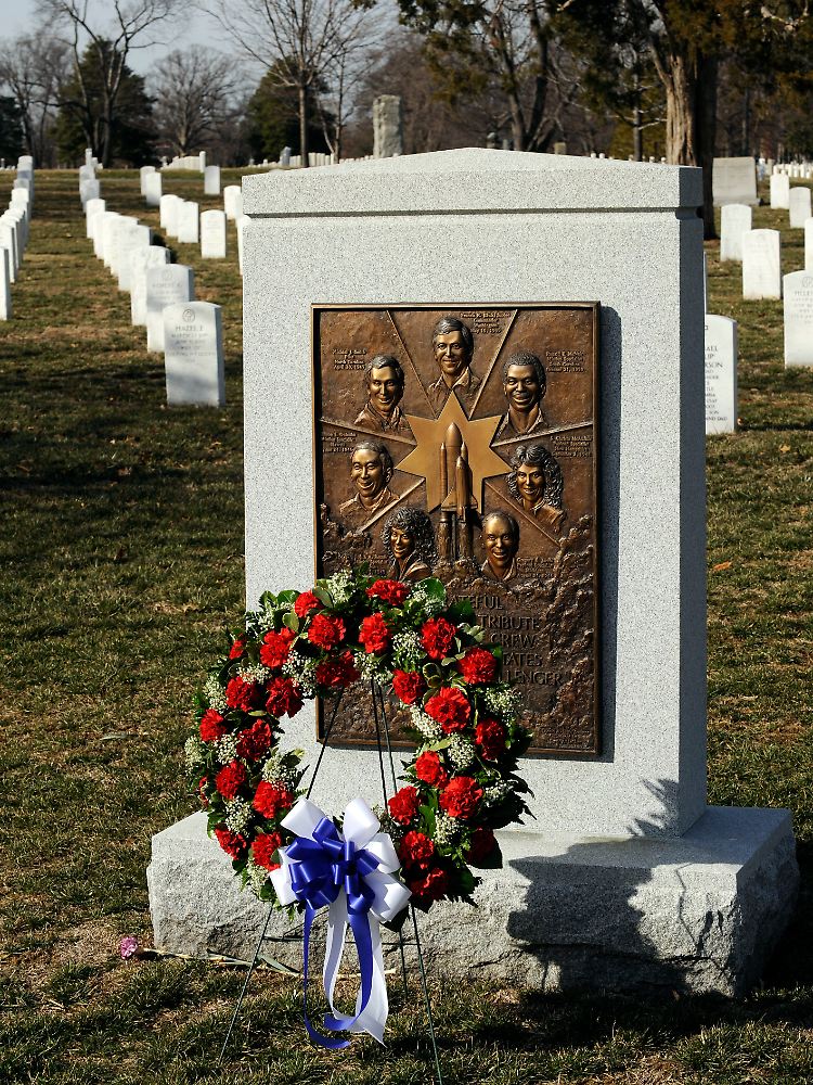 Ein Gedenkstein auf dem Militärfriedhof Arlington bei Washington erinnert an die sieben Besatzungsmitglieder.