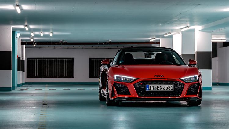 Markante Tagfahrleuchten verschaffen dem Audi R8 Wiedererkennungswert.