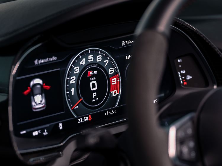 Längst besteht das Kombiinstrument moderner Autos nur noch aus Bildschirmfläche. So auch beim R8.