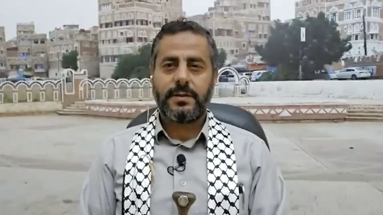 Mohammed Al-Bukhaiti gab das Interview vor einem Bild der Stadt Dhamar, Hauptstadt der gleichnamigen Provinz. Vor ihm sieht man den Griff eines Säbels. Der werde "als Dekoration und nicht als Waffe benutzt", sagte Al-Bukhaiti.
