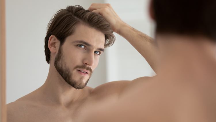 Trockene Haare beim Mann brauchen viel Feuchtigkeit – für ein perfektes Styling.