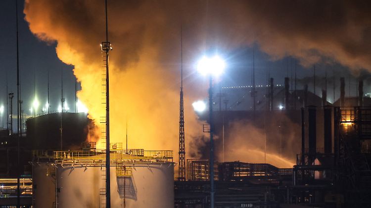 Kreml-Sprecher Peskow empörte sich am Montag, dass die Ukraine "zivile Infrastruktur" angreife. Der Gasterminal war in der Nacht zu Sonntag in Brand geraten.