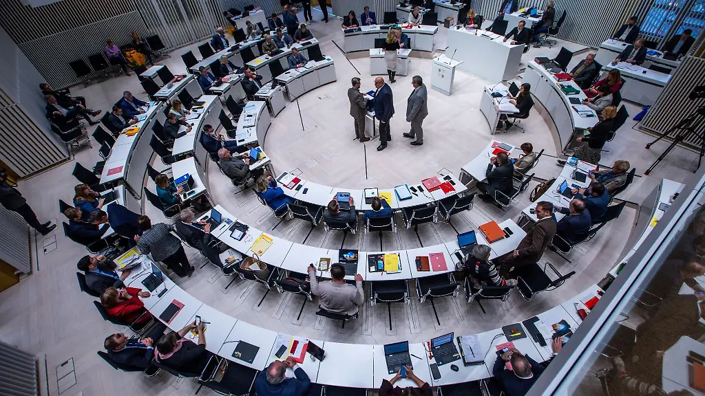 Mecklenburg-Vorpommerns-Abgeordnete-bei-einer-Landtagssitzung