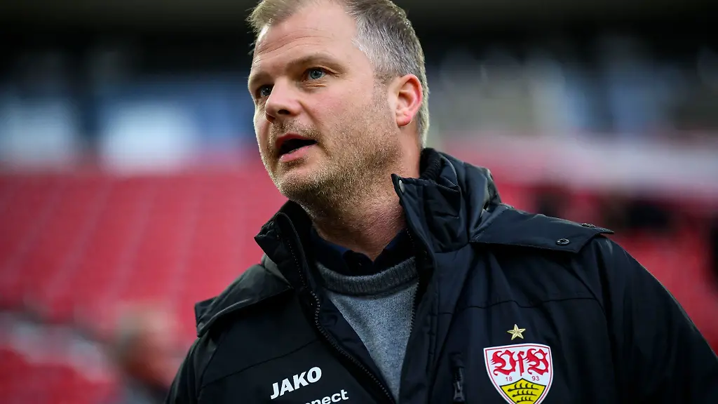 Stuttgarts-Sportdirektor-Fabian-Wohlgemuth-steht-vor-dem-Spiel-im-Stadion