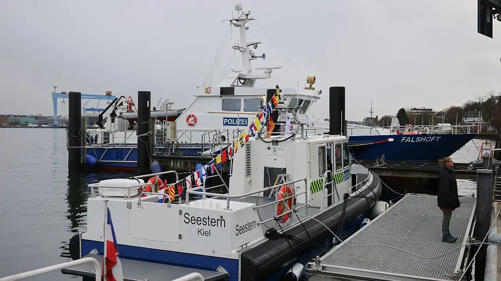 Das-neue-Polizeiboot-Seestern-liegt-vor-seiner-Taufe-am-Anleger