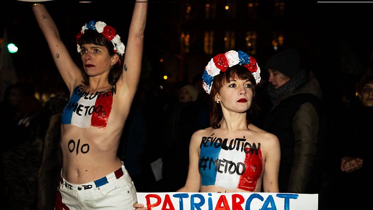 Am 11. Januar demonstrieren Frauen in Paris gegen Emmanuel Macrons Parteinahme für Gérard Depardieu. 
