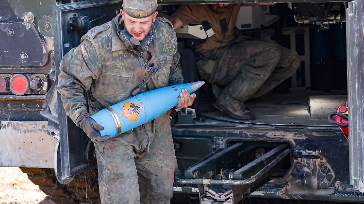 Die Munition ist unter anderem für die Panzerhaubitze 2000 gedacht: Ein Bundeswehrsoldat übt im Juli 2022 den Einsatz.