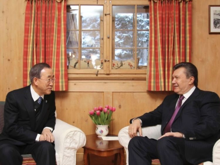 UN-Generalsekretär Ban Ki-moon (links) plaudert mit Viktor Janukowitsch, dem Präsidenten der Ukraine: Die informellen Gespräche am Rande des Forums bringen Dinge in Bewegung.