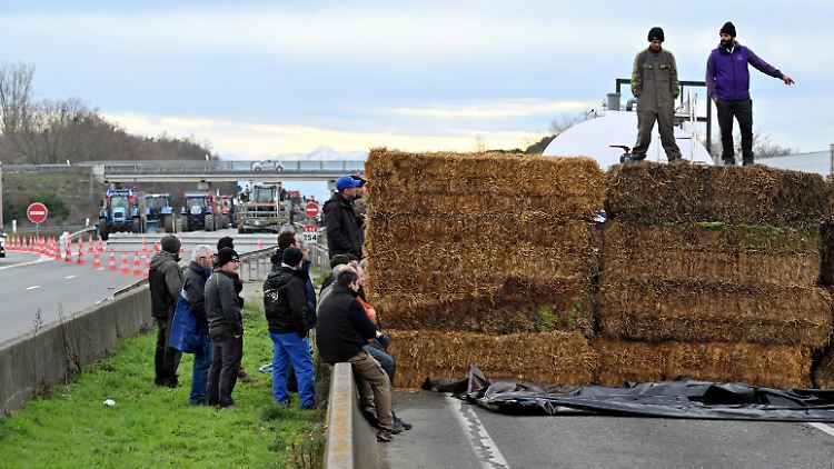 Die französischen Landwirte wollen ihre Straßenblockaden "so lange wie nötig" fortsetzen.