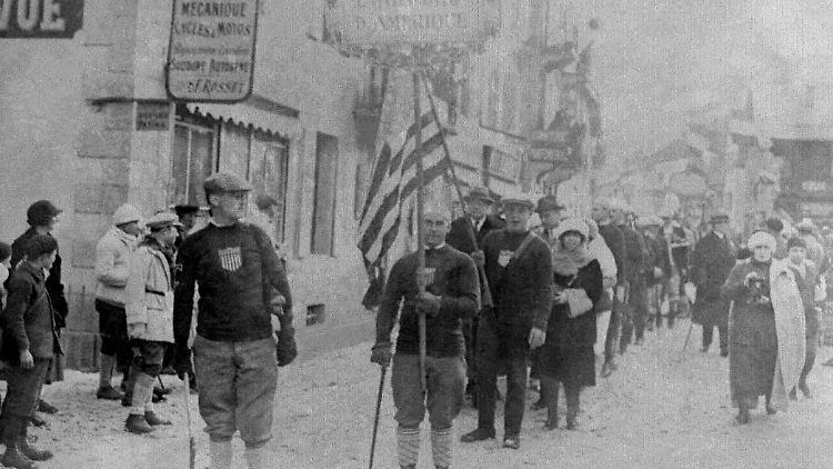 Für das US-Team gewann Charles Jewtraw 1924 die allererste Goldmedaille bei den ersten Olympischen Winterspielen.