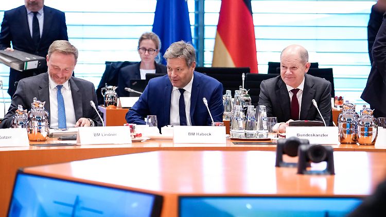 Auch bei knappen Haushaltsmitteln hält sich die Regierung bei der Vergabe von Beamtenstellen nicht zurück. 