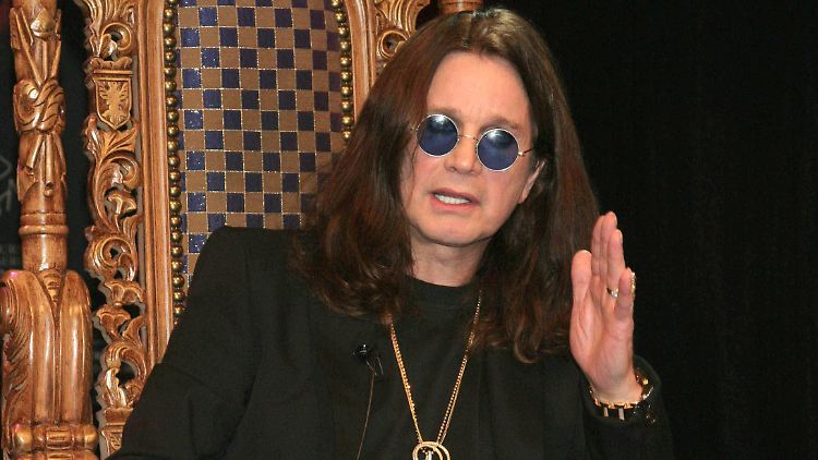 Fußballfan und Werbeikone Ozzy Osbourne, ehemals Frontmann von Black Sabbath.