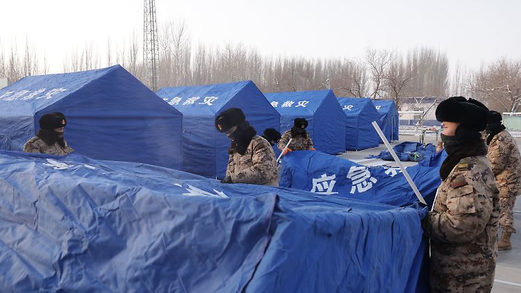 Rettungskräfte errichten Zelte im Bezirk Aksu, wo das Epizentrum des Bebens war.