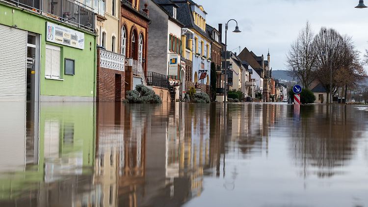 Wenn das Wasser wieder steigt, räumt man den Keller besser frühzeitig leer.