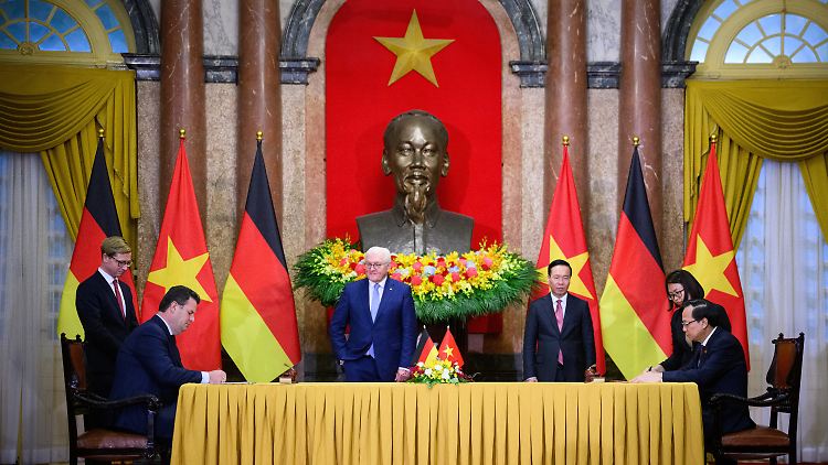 Bundespräsident Steinmeier und Bundesarbeitsminister Heil in Hanoi vor einer Statue von Hồ Chí Minh, der in Vietnam bis heute verehrt wird.