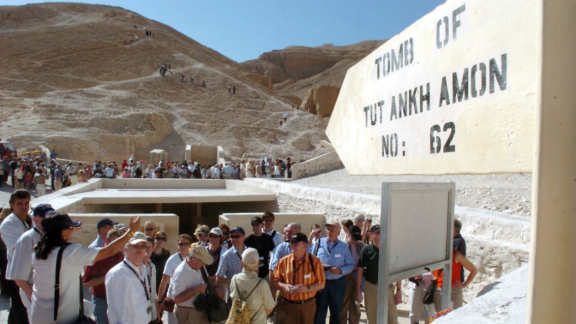 Tourismus gehört zu de wichtigsten Standbeinen der Wirtschaft in Ägypten. (Touristen vor dem Eingang des Grabes Nummer 62 von Pharao Tut-Ench-Amun im Tal der Könige)