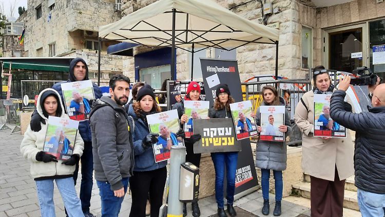 Ihre Angehörigen einfach aufgeben, das kommt für Efrat Machikawa nicht infrage - mittlerweile protestieren sie und ihre Familie sogar vor dem Haus von Premier Netanjahu in Jerusalem.