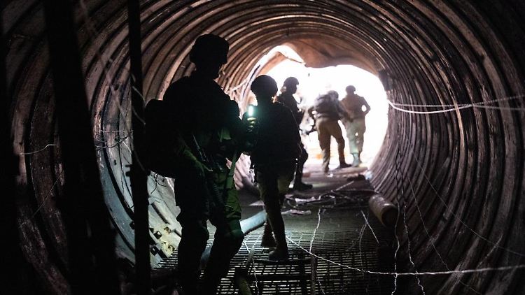 Israelische Soldaten durchsuchen das weitverzweigte Tunnelnetz nach Hinweisen auf die Geiseln.