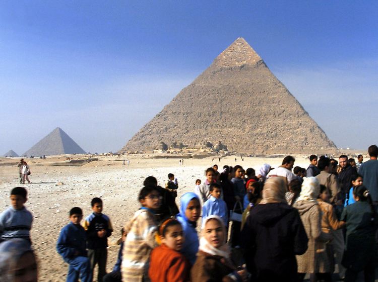 Die Pyramiden von Gizeh auf einer Hochfläche, einem Ausläufer der Westlichen Wüste, acht Kilometer südwestlich der Stadt Gizeh.
