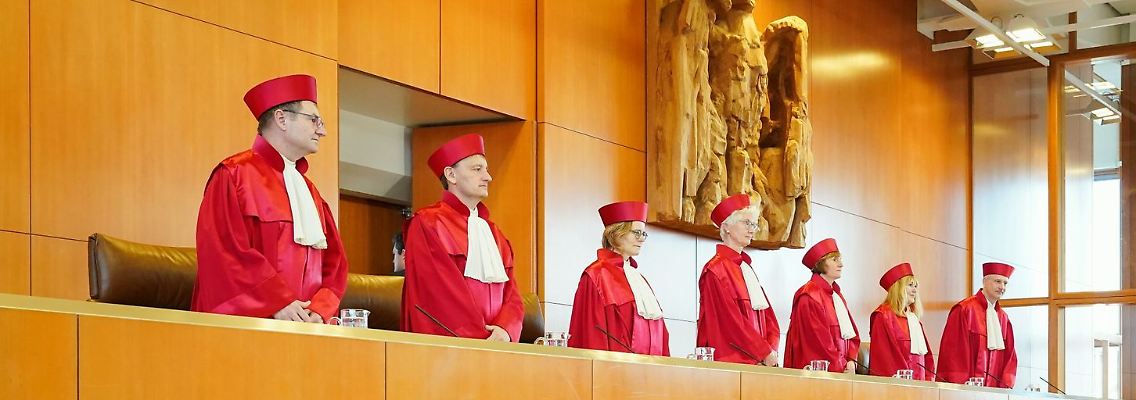 Der Zweite Senat des Bundesverfassungsgerichts kommt in den Verhandlungssaal.