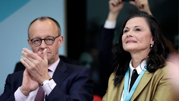 Die CDU-Abgeordnete Connemann neben Parteichef Merz. 