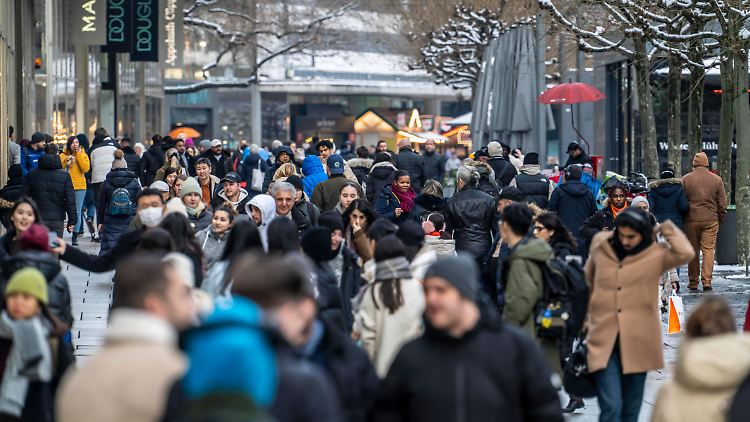 Für Konsum bleibt den Bürgern der Eurozone immer weniger Geld.
