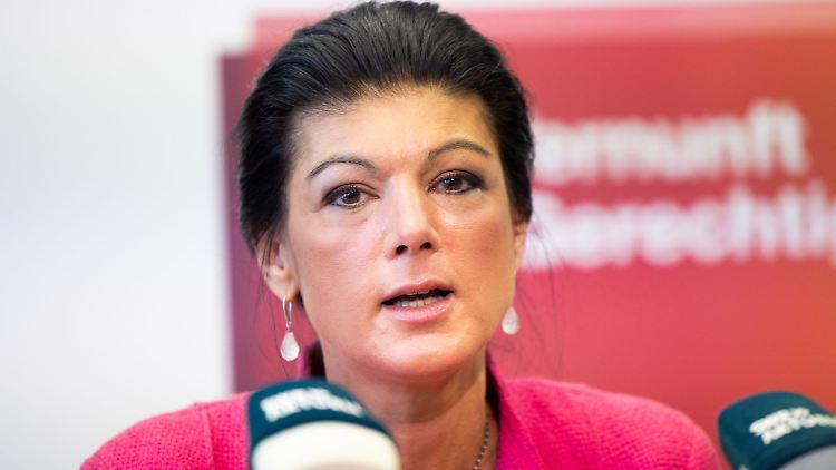 Sahra Wagenknecht, Parteivorsitzende Bündnis Sahra Wagenknecht, spricht während einer Pressekonferenz zu Journalisten.