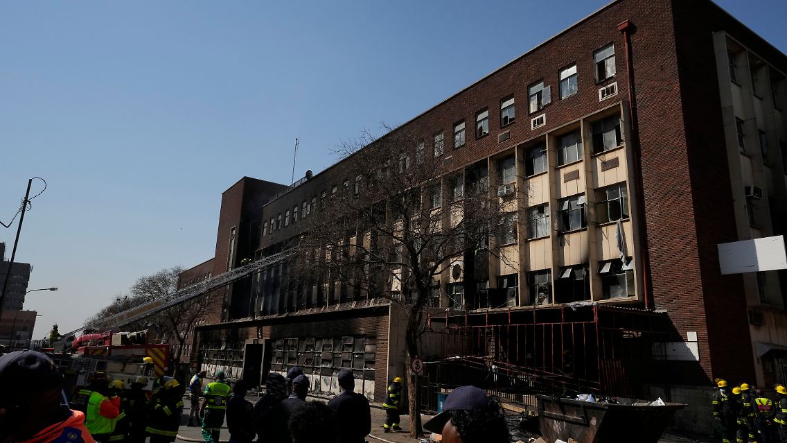 Im Stadtzentrum in Johannesburg gibt es viele marode und verlassene Gebäude, die von armen Menschen illegal bewohnt werden wie das "Usindiso"-Haus, das in Brand geriet.