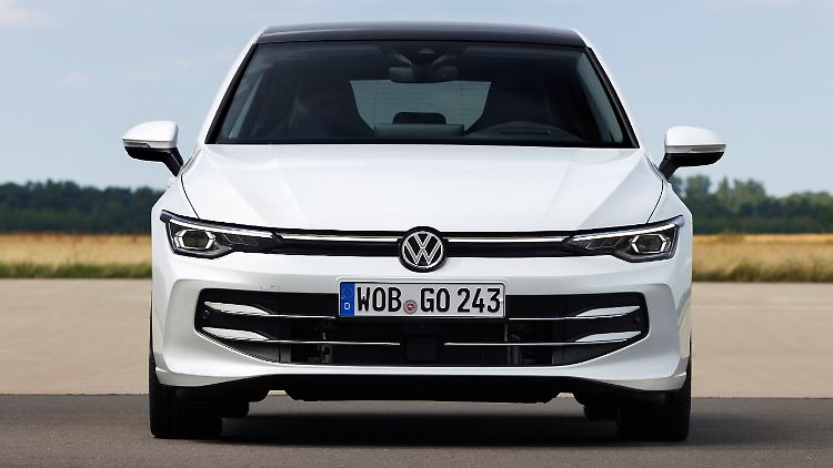 Wer genau hinsieht, erkennt, dass nicht nur die Spange im Kühlergrill des neuen VW Golf leuchtet, sondern auch das Emblem.