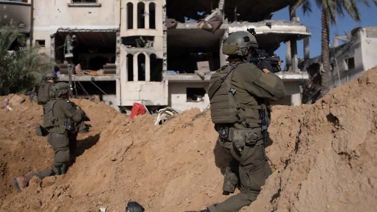 Israelische Soldaten beziehen Stellung in Chan Junis. 