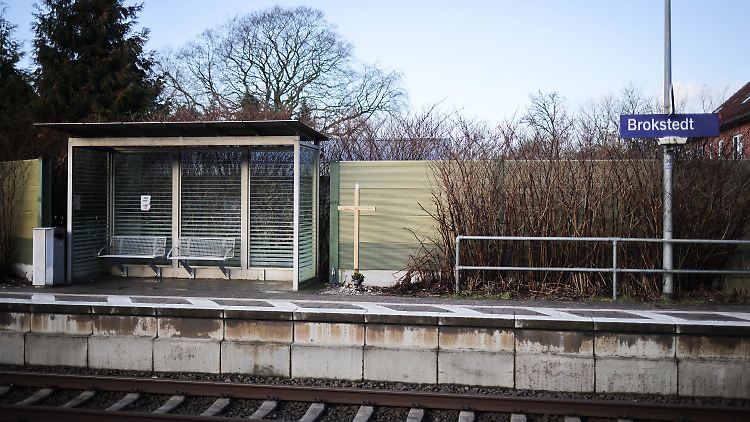 Neben einem Wartehäuschen auf dem Bahnsteig in Brokstedt steht als Erinnerung an die Opfer ein Holzkreuz.