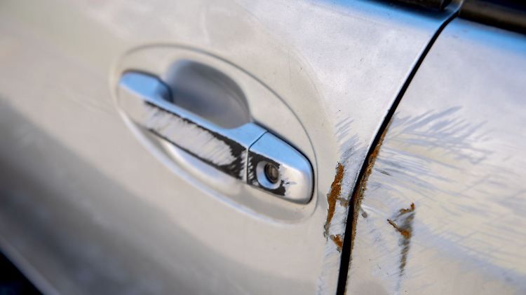 Vorschäden verschwiegen? Dann kann unter Umständen der Verdacht entstehen, dass ein Unfall abgesprochen war.