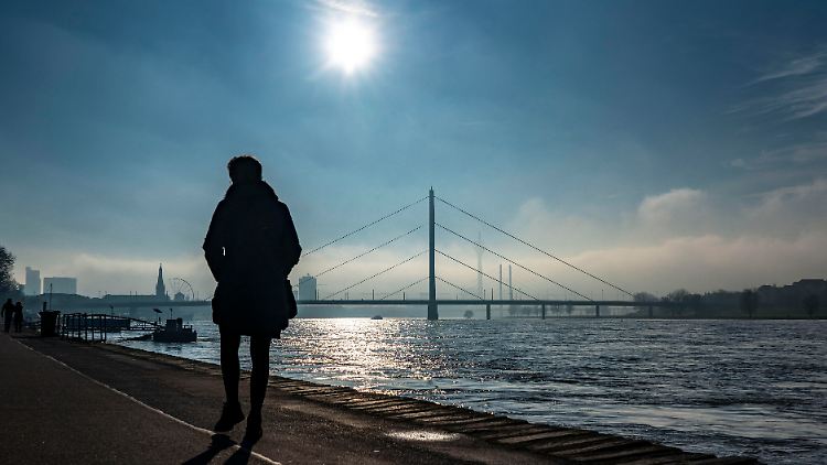 Vitamin D, das "Sonnenvitamin": Im Winter leidet ein Teil der deutschen Bevölkerung an einem Mangel. Ist also dann die Einnahme von Vitamin-D-Präparaten ratsam?