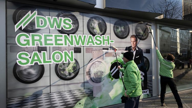 Aktivisten von Greenpeace bekleben im März 2023 die DWS-Fassade in Frankfurt, um gegen die Nachhaltigkeitspolitik des Unternehmens zu protestieren.