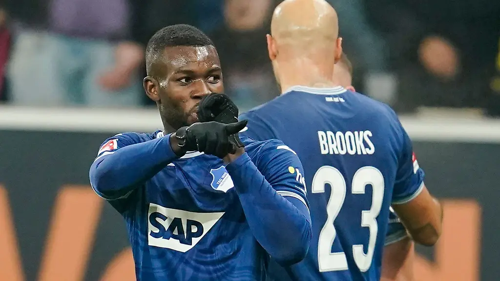 Hoffenheims-Torschuetze-Ihlas-Bebou-l-jubelt-mit-Mannschaftskollegen-ueber-das-Tor-zum-3-0