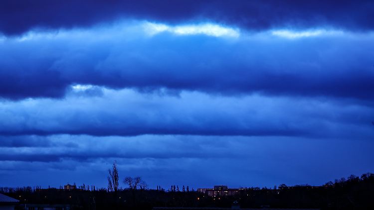 Bei milden Temperaturen bringt heftiger Wind auch dramatisch-schöne Bilder mit sich wie hier über Leipzig.