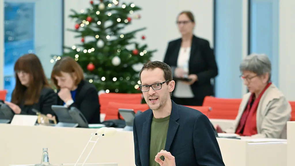Gruenen-Fraktionsvorsitzender-Benjamin-Raschke-spricht-im-Landtag-in-der-beantragten-Aktuellen-Stunde