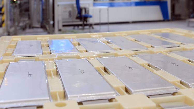 Im brandenburgischen Ludwigsfelde liegen in China produzierte Batterien für die Fertigung unter anderem von Bussen bereit.