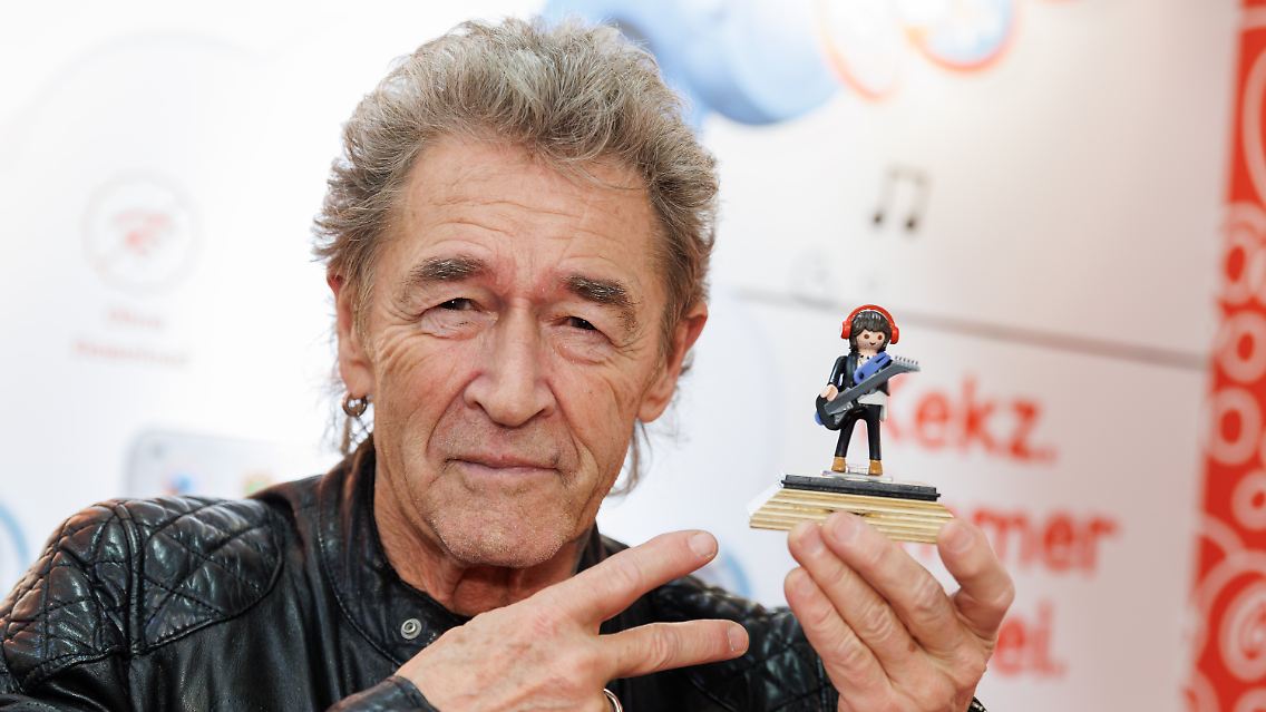 Auch ihn kennt man: Peter Maffay erhielt im Januar 2023 auf der Spielwarenmesse in Nürnberg seine eigene Playmobil-Figur, passend mit Lederjacke.
