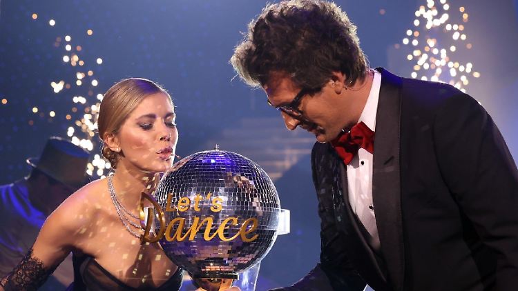 Sie warten schon: Victoria Swarovski, Daniel Hartwich und der Pokal.