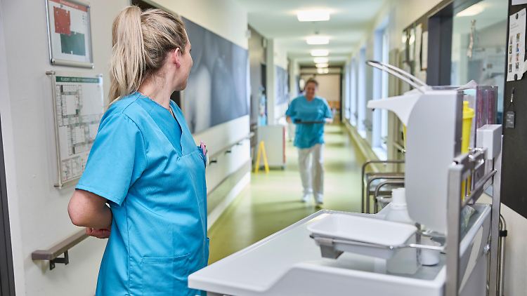 Sollte der Mangel an Pflegekräften den Beruf noch anstrengender machen, könnten sich viele von ihm abwenden.